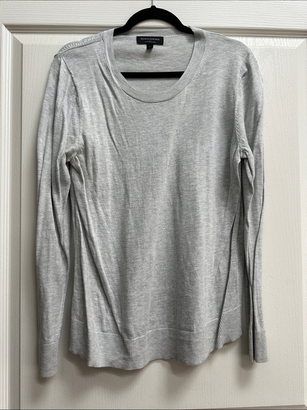 Banana Republic Heather Light Gray Long Sleeve Crewneck